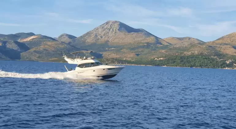 Jeanneau Prestige 400 Fly Yacht Rental in Dubrovnik